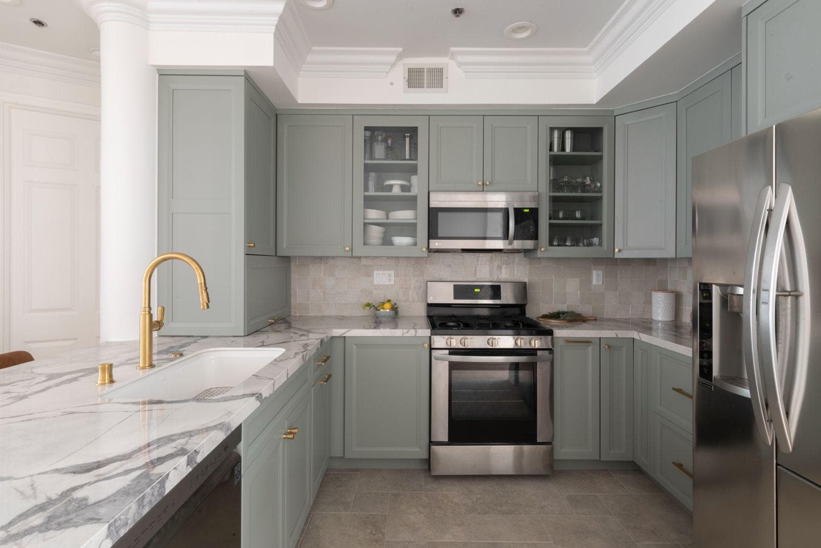 Beautiful kitchen renovation by IAS Boutique Remodeling showcasing quality craftsmanship and customer satisfaction.